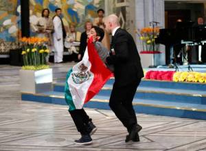 joven bandera mexicana